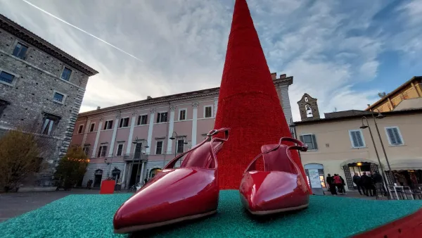 "Le scarpe rosse simbolo universale di lotta alla violenza di genere"