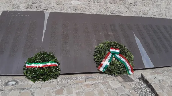 "L'incendio gesto disgustoso. Rimetteremo le corone al loro posto"