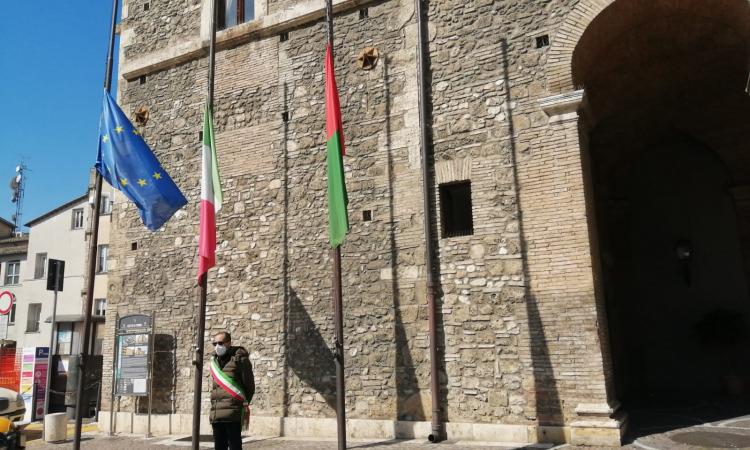 Bandiere a mezz'asta per ricordare le vittime del Covid
