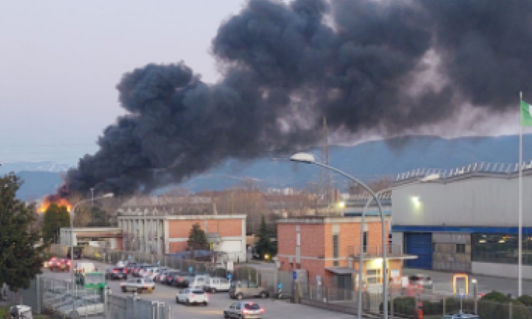 Incendio Polymer, scuole chiuse martedì a Terni